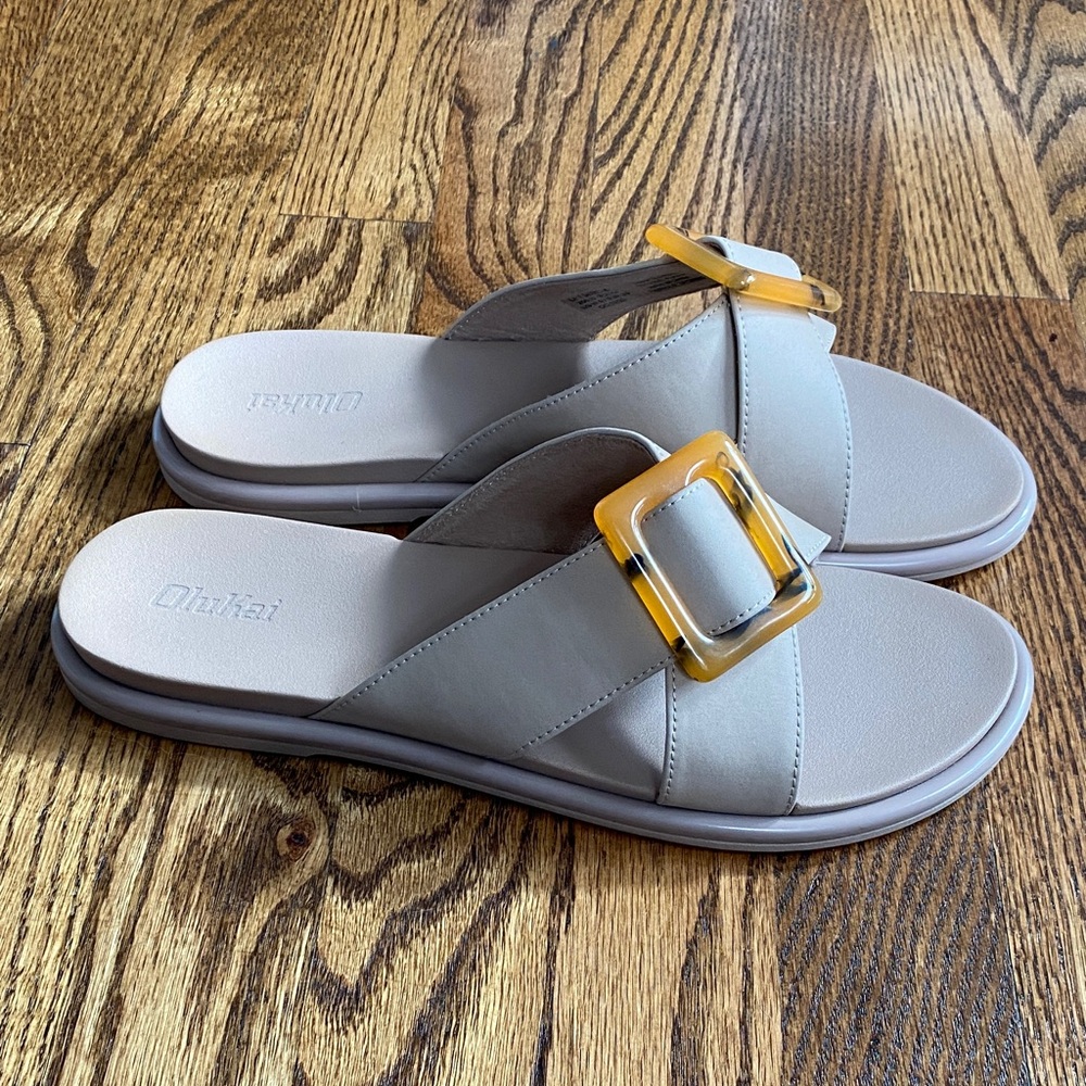 OluKai taupe women’s La'i Slide Sandal, size 9. Like new, barely worn condition